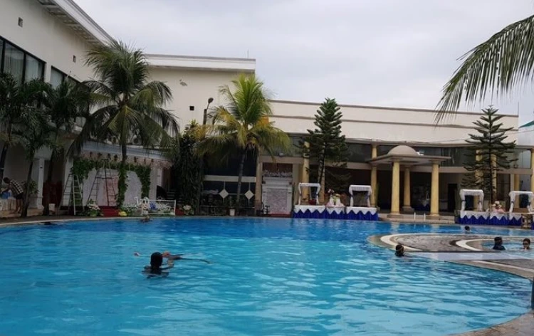 Sekilas Tentang Royal Swimming Pool