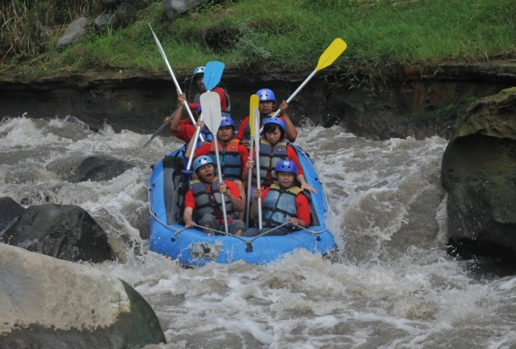 Berwisata Alam di Konto River Rafting (Arung Jeram) Kediri