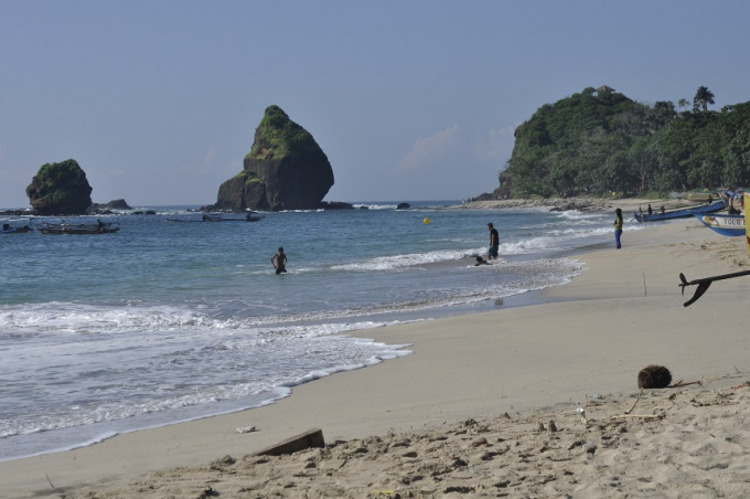 Melihat Keindahan Gugusan Karang Karang Besar Di Pantai Papuma Jember